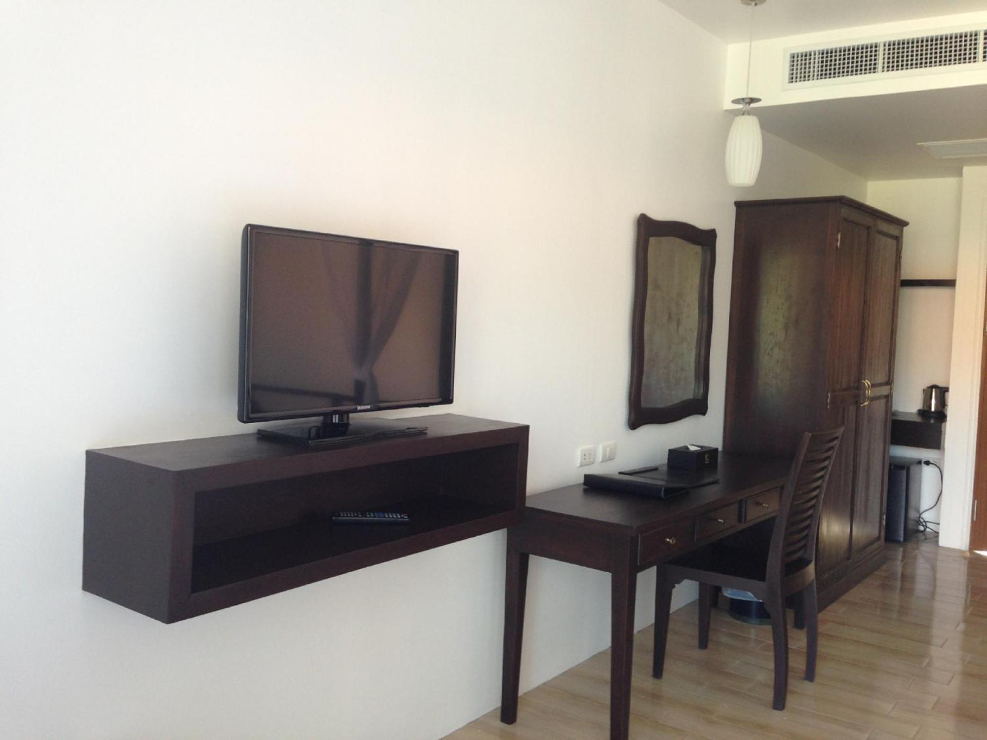Blue Bay Resort - Access To Pool And Beach-Phuket & Krabi Ko Yao Yai Ngoại thất bức ảnh A television set in a hotel room