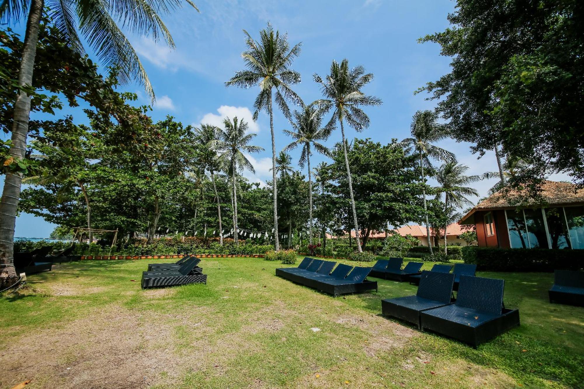 Blue Bay Resort - Access To Pool And Beach-Phuket & Krabi Ko Yao Yai Ngoại thất bức ảnh The lawn at the resort