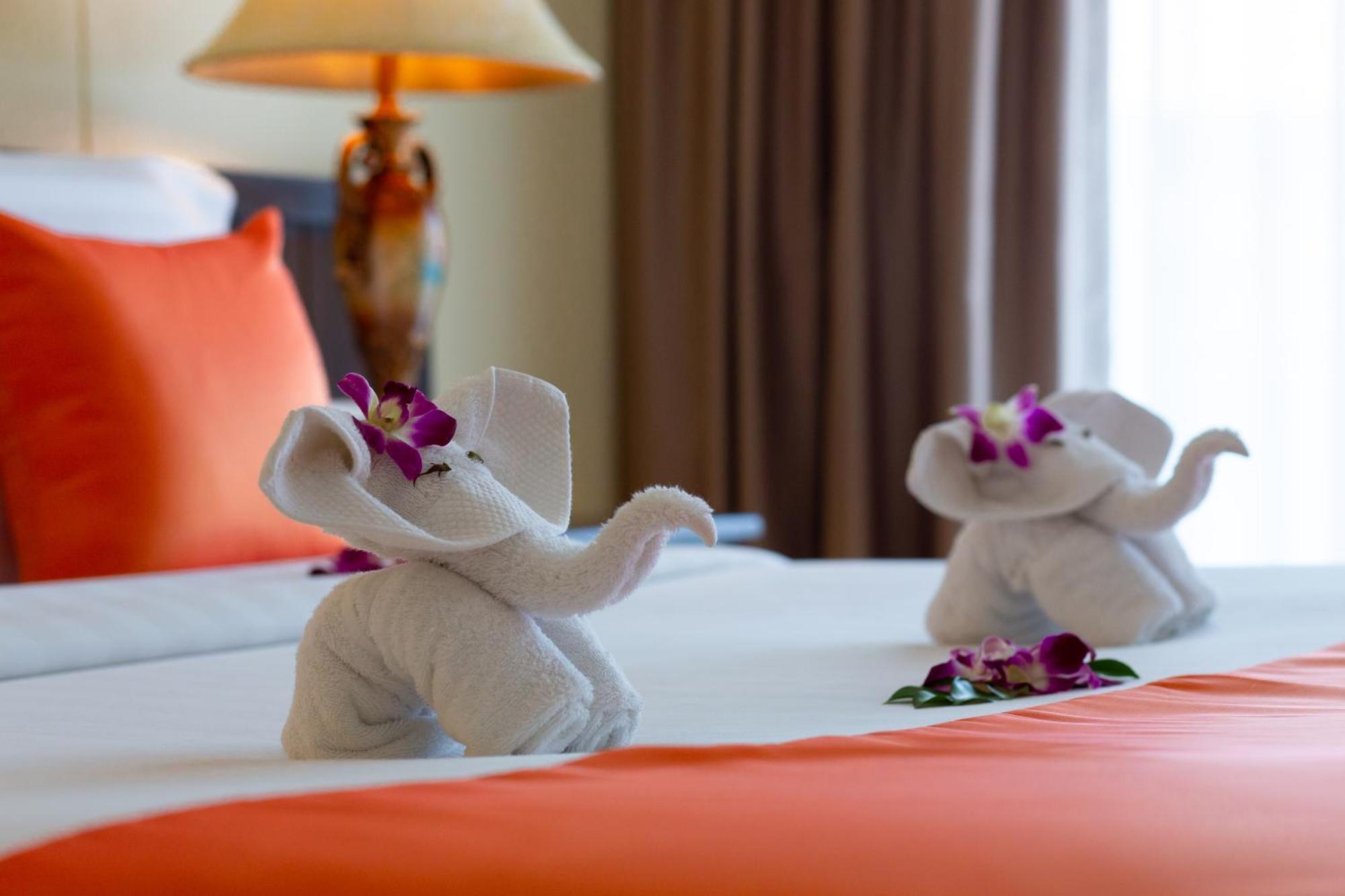 Blue Bay Resort - Access To Pool And Beach-Phuket & Krabi Ko Yao Yai Ngoại thất bức ảnh A bed with a towel elephant