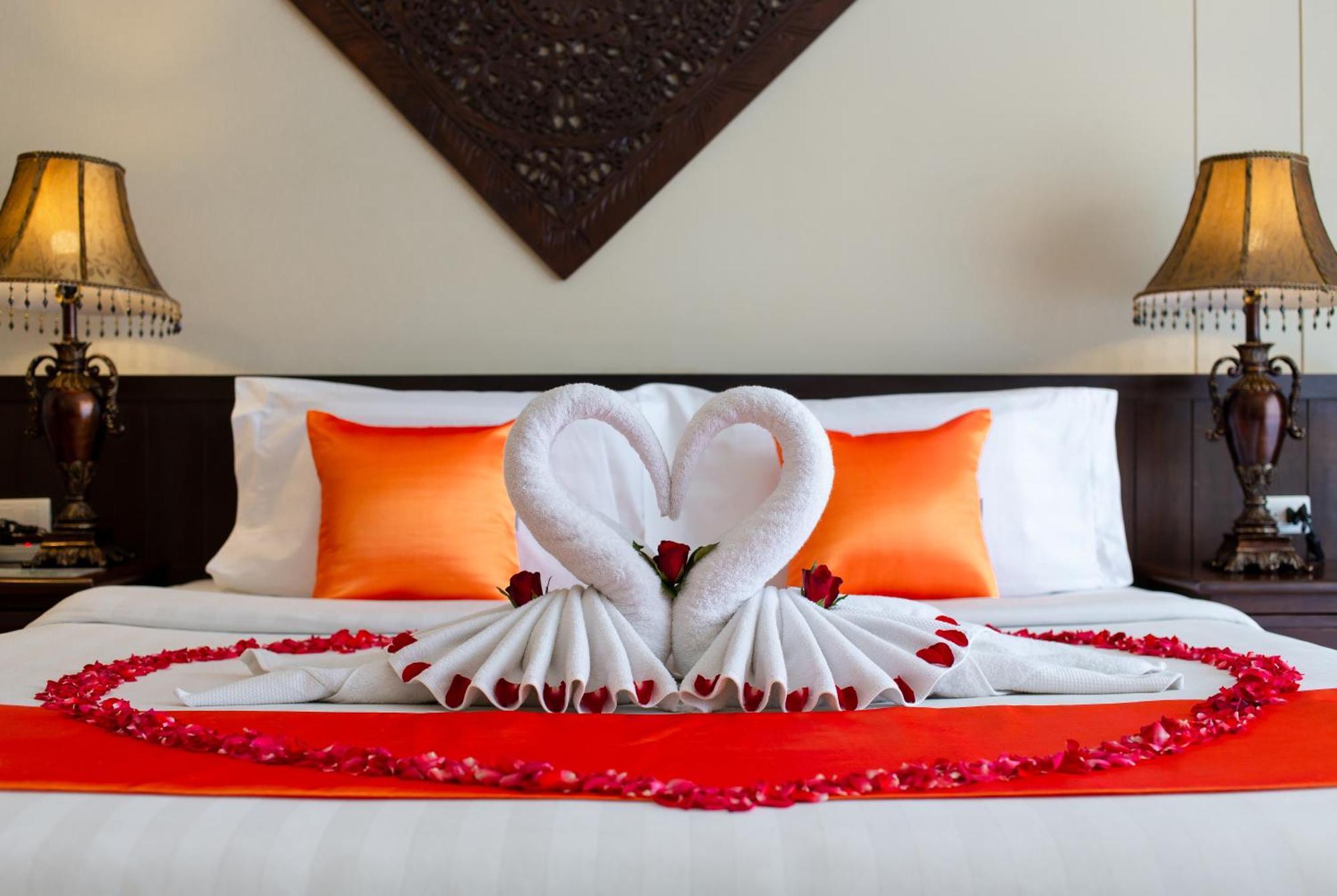 Blue Bay Resort - Access To Pool And Beach-Phuket & Krabi Ko Yao Yai Ngoại thất bức ảnh A bed decorated for a honeymoon