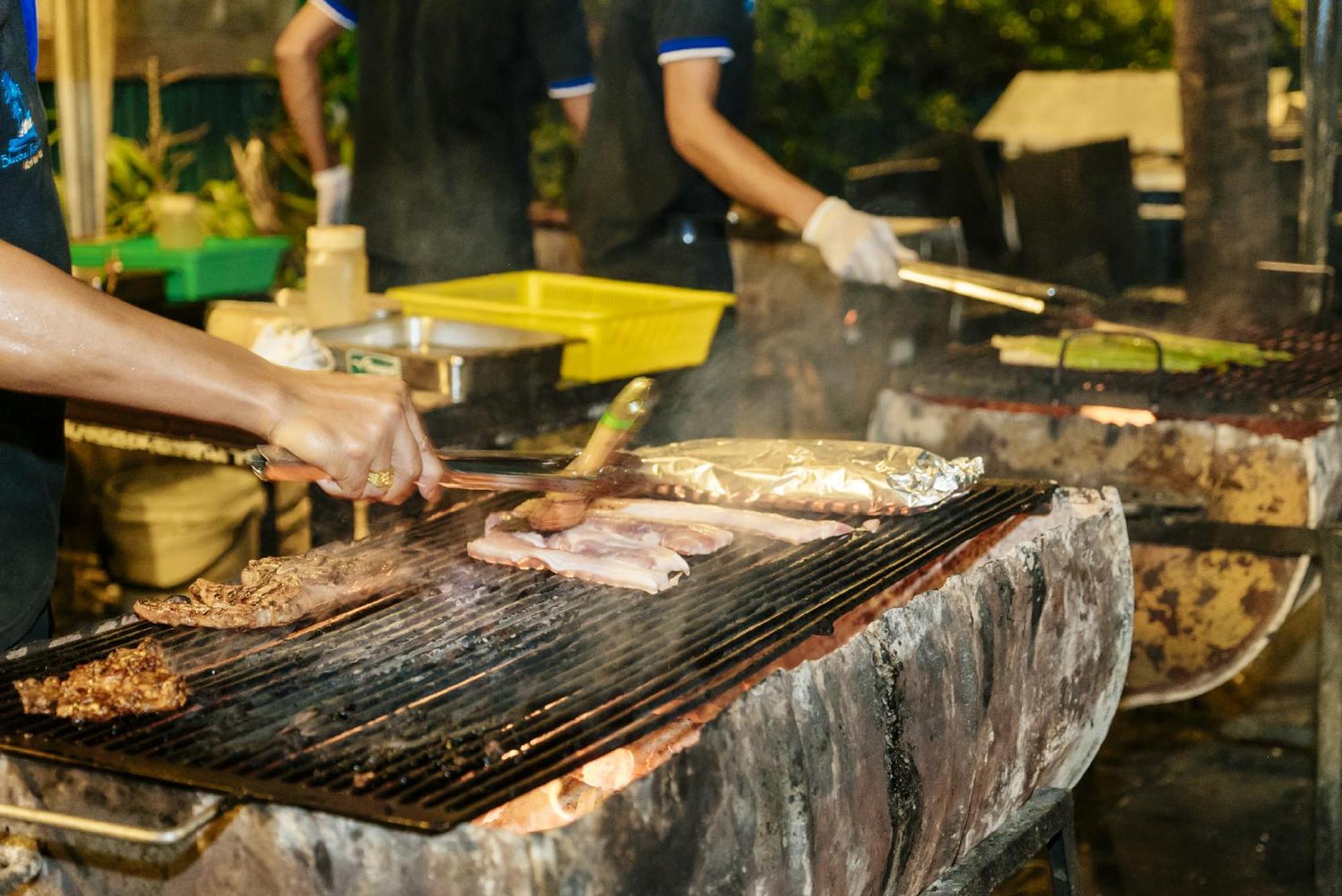 Blue Bay Resort - Access To Pool And Beach-Phuket & Krabi Ko Yao Yai Ngoại thất bức ảnh Cooking with a flattop grill