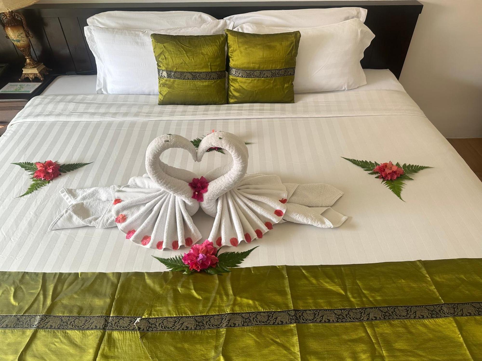 Blue Bay Resort - Access To Pool And Beach-Phuket & Krabi Ko Yao Yai Ngoại thất bức ảnh A bed with a bed runner