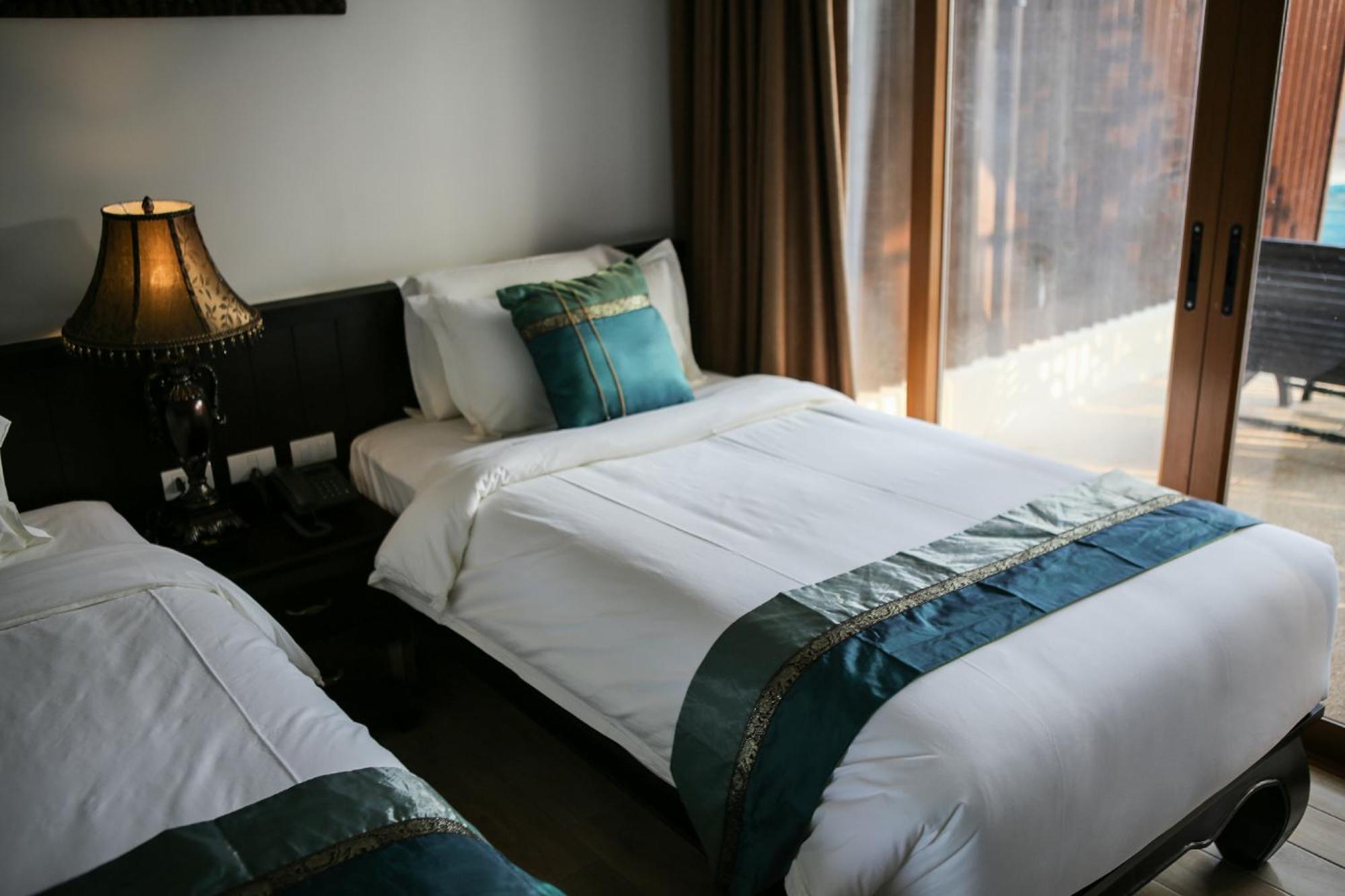 Blue Bay Resort - Access To Pool And Beach-Phuket & Krabi Ko Yao Yai Ngoại thất bức ảnh A bed runner